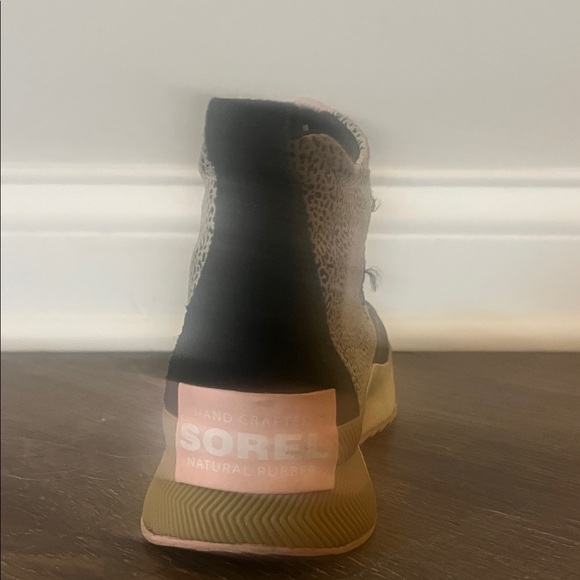 Sorel Kids Boots in Black and Pink - Picture 2 of 3